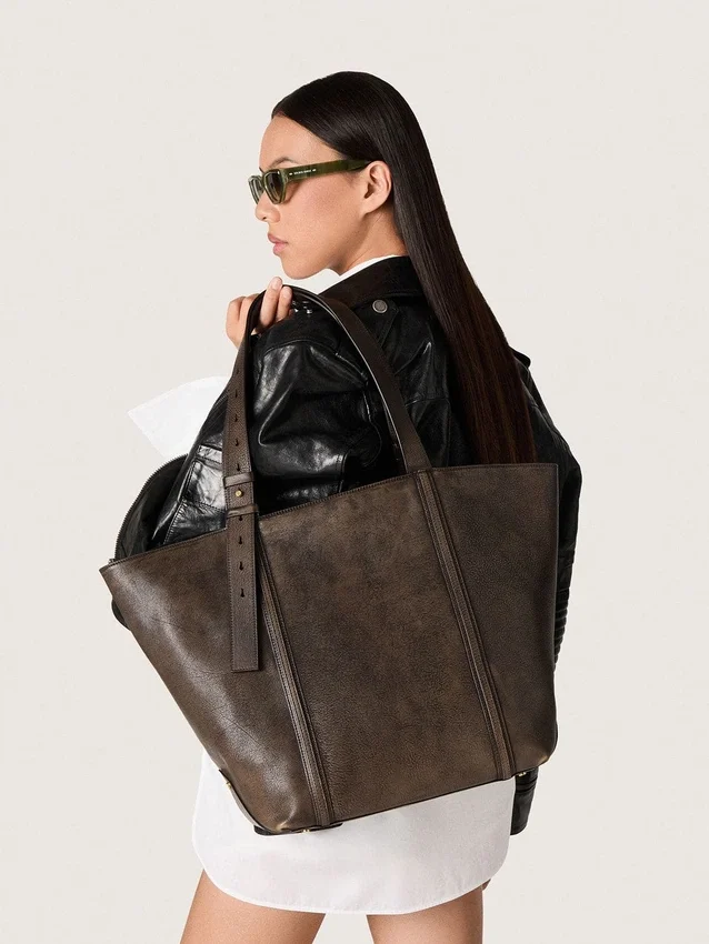 24/7 East West Bag in dark brown distressed leather