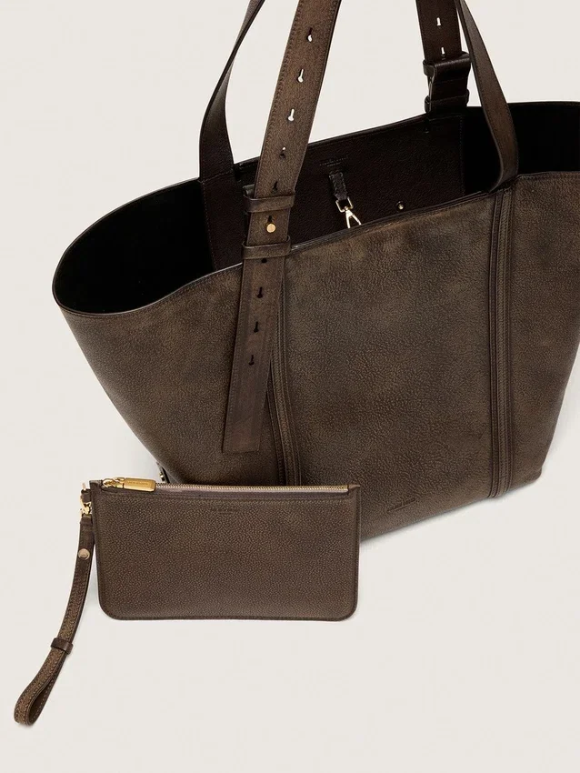 24/7 East West Bag in dark brown distressed leather