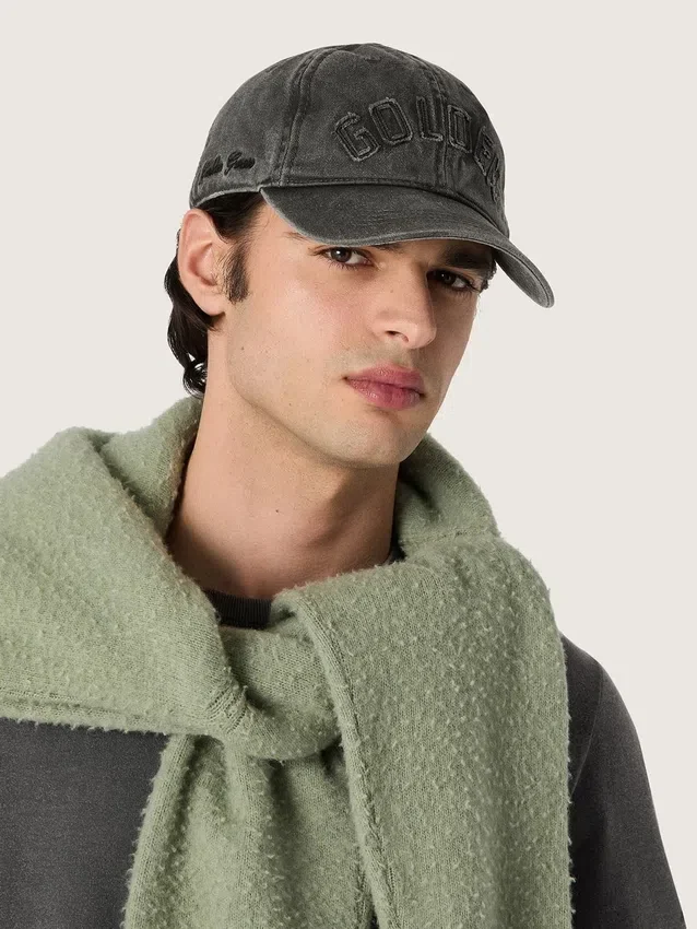 Anthracite baseball cap with tone-on-tone “Golden” patch