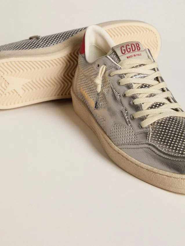Bio-based Ball Star in metallic silver with silver star and red heel tab