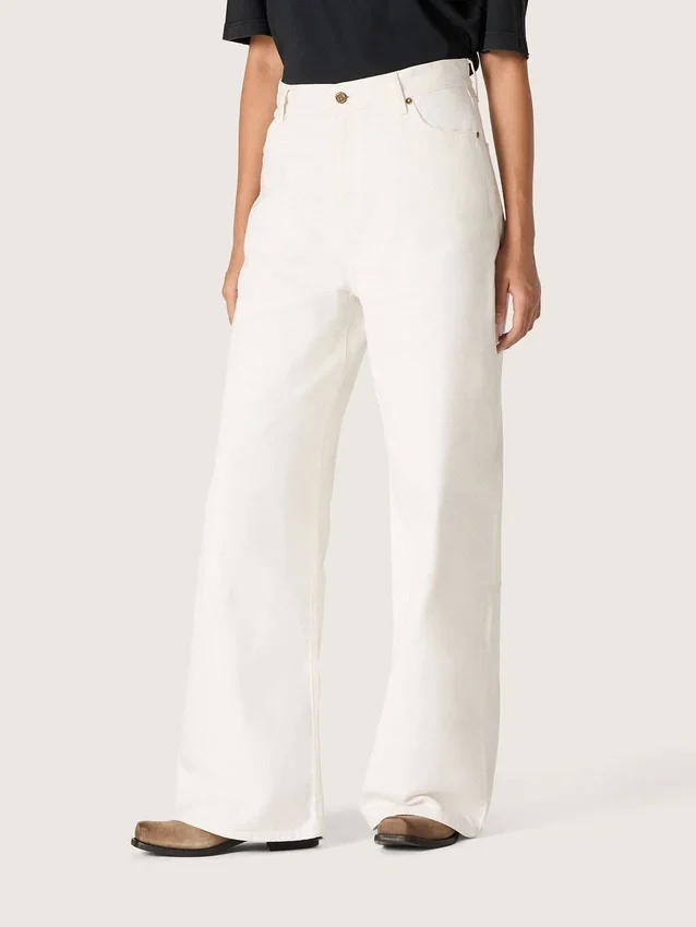Golden women’s boyfriend jeans in optical white bull denim