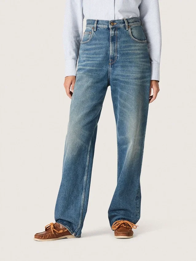 Golden women's boyfriend jeans in stone-washed light blue denim