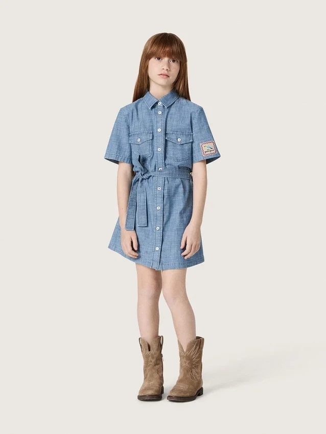 Journey girls’ short-sleeved shirt dress in light blue cotton chambray with embroidered patch