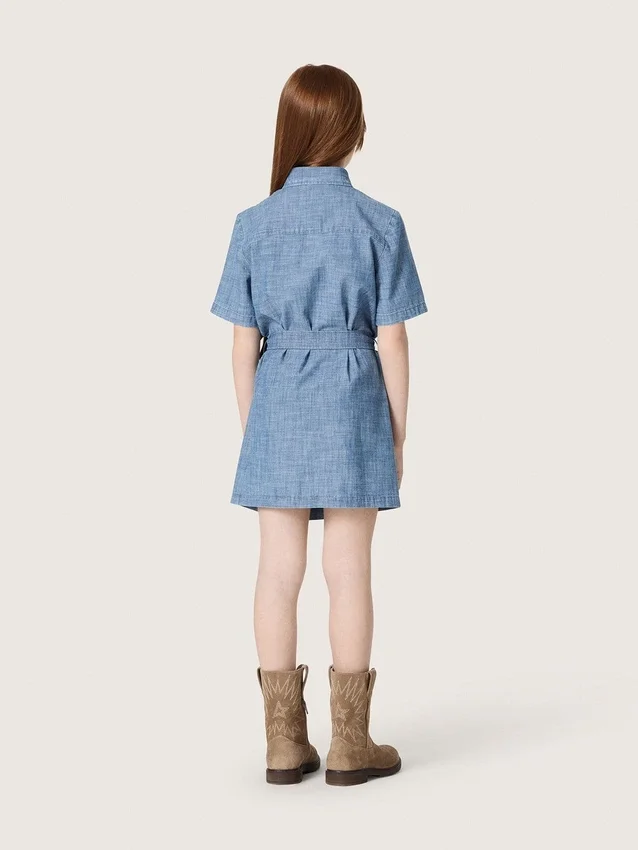 Journey girls’ short-sleeved shirt dress in light blue cotton chambray with embroidered patch