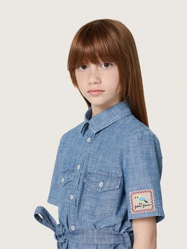 Journey girls’ short-sleeved shirt dress in light blue cotton chambray with embroidered patch