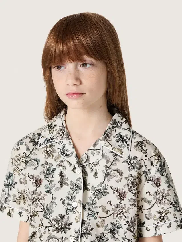 Journey girls’ short-sleeved shirt in white cotton canvas with a green floral print