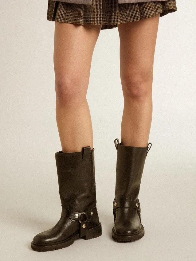 Kurt boots in glossy black leather with silver-colored buckle and studs