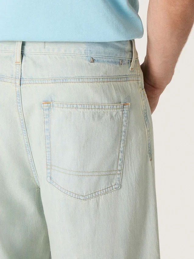 Men’s jeans in light blue denim