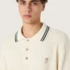 Men’s long-sleeved polo shirt in white knit with contrasting edges and removable pin