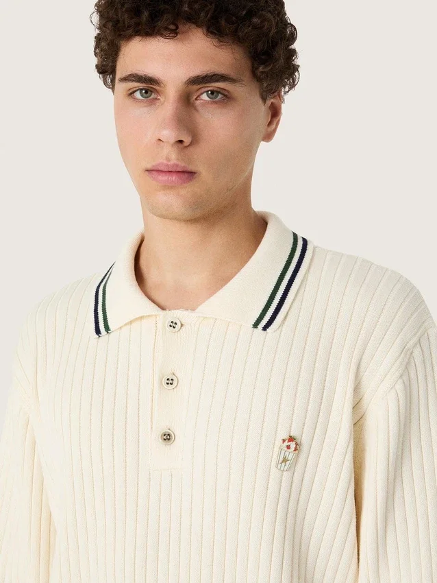 Men’s long-sleeved polo shirt in white knit with contrasting edges and removable pin