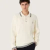 Men’s long-sleeved polo shirt in white knit with contrasting edges and removable pin