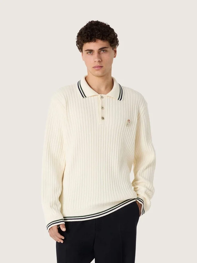 Men’s long-sleeved polo shirt in white knit with contrasting edges and removable pin