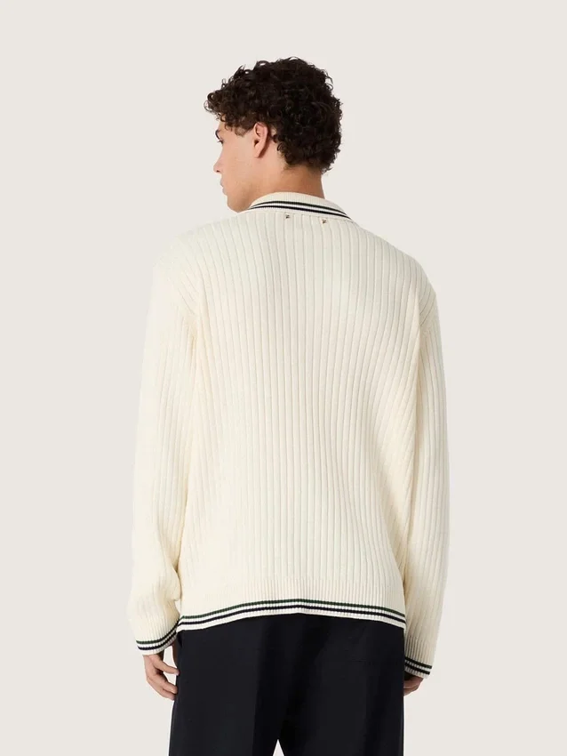 Men’s long-sleeved polo shirt in white knit with contrasting edges and removable pin