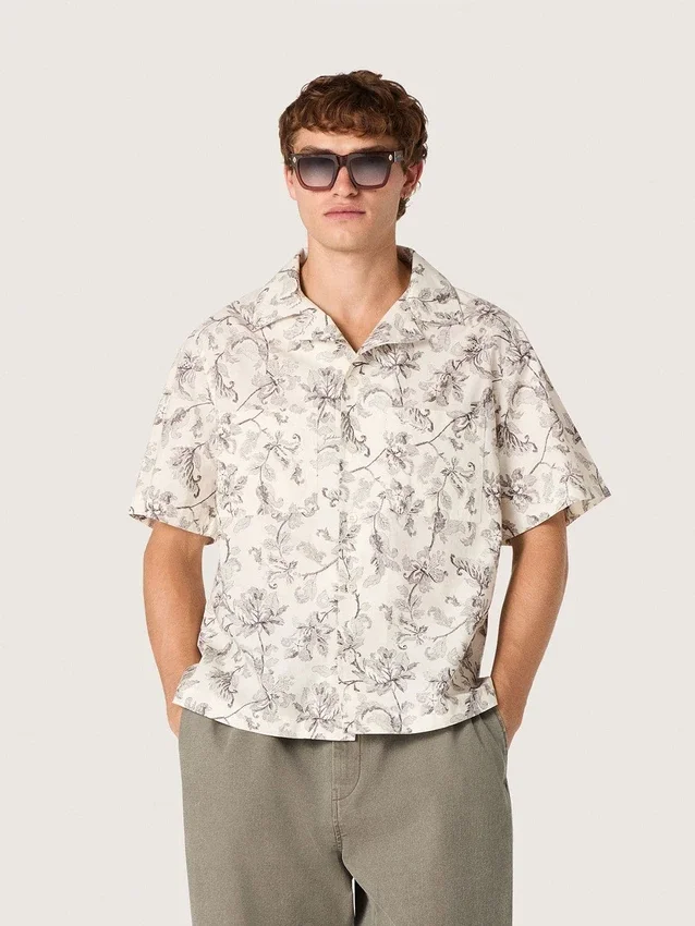 Men's short-sleeved cotton shirt with black and white floral print