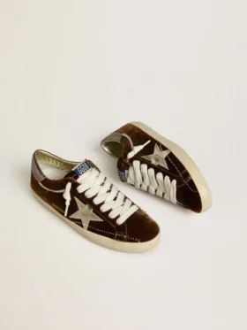 Men’s Super-Star in cognac velvet with metallic leather star and heel tab