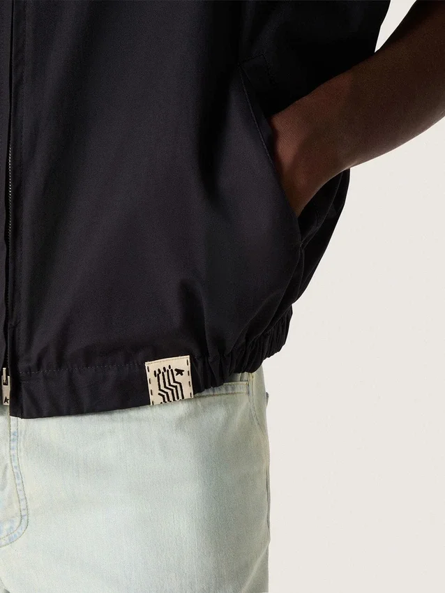 Men's vest in dark blue cotton twill with zip and flag print label