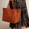 Pasadena Bag in tan-colored glossy hammered leather with gold logo on the front