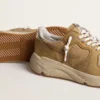 Running Sole in beige nubuck with beige leather star