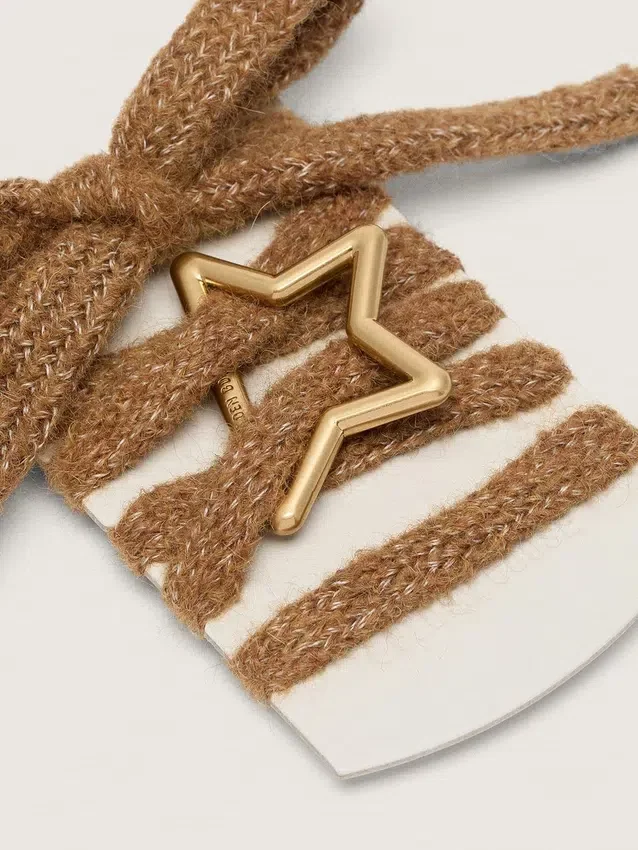 Skins brown-colored wool laces with Golden star-shaped snap hook