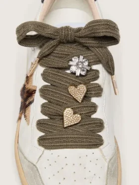 Skins in sage-green wool with three jewel appliqués