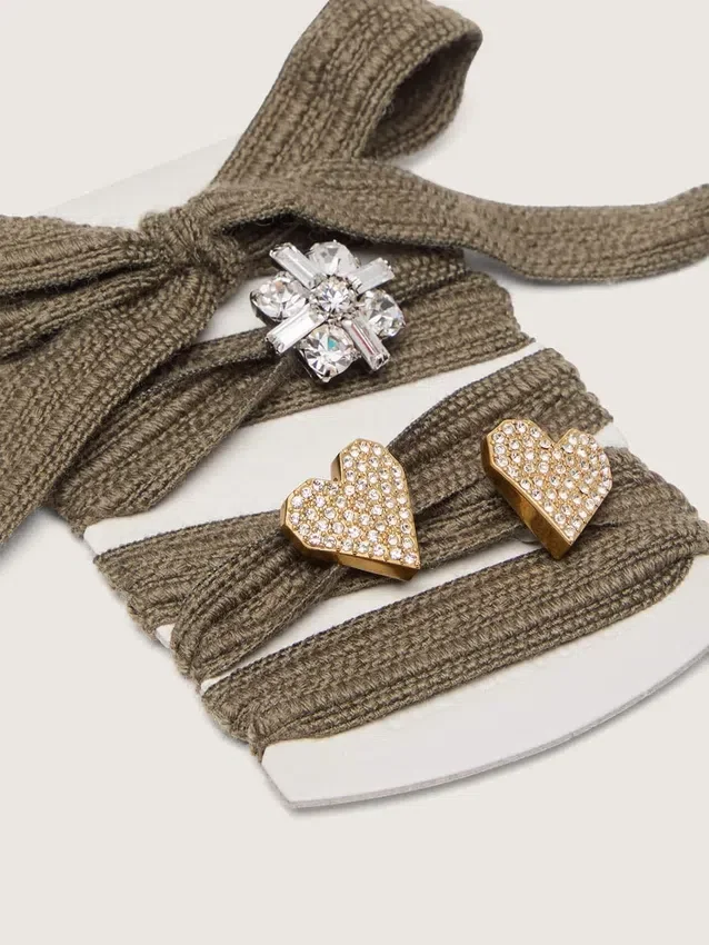 Skins in sage-green wool with three jewel appliqués