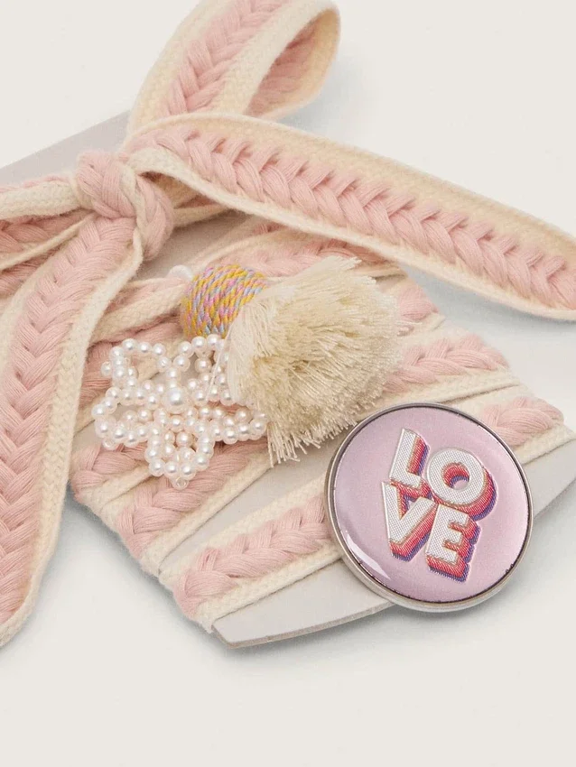 Skins light beige laces with pink braiding, pin and appliqués