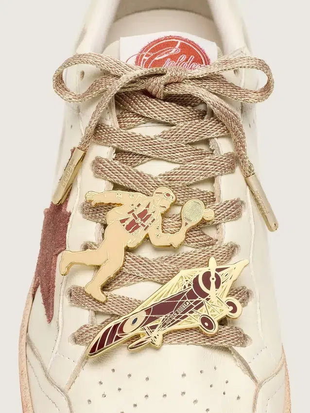 Skins metallic red-clay laces with two pins