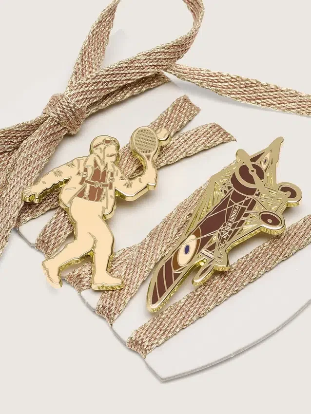 Skins metallic red-clay laces with two pins