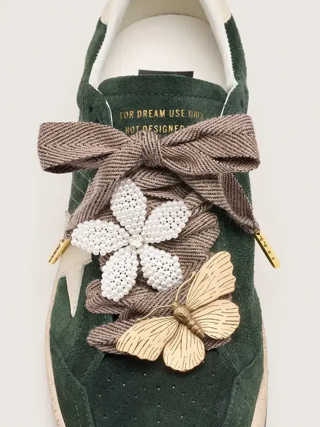 Skins "Sparkling" brown, black and silver herringbone laces with two appliqué charms