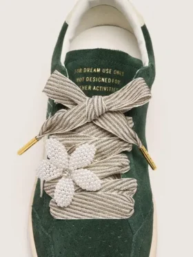 Skins “Vintage” white and beige striped laces with flower-shaped charm
