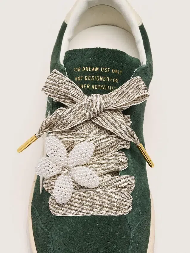Skins "Vintage" white and beige striped laces with flower-shaped charm