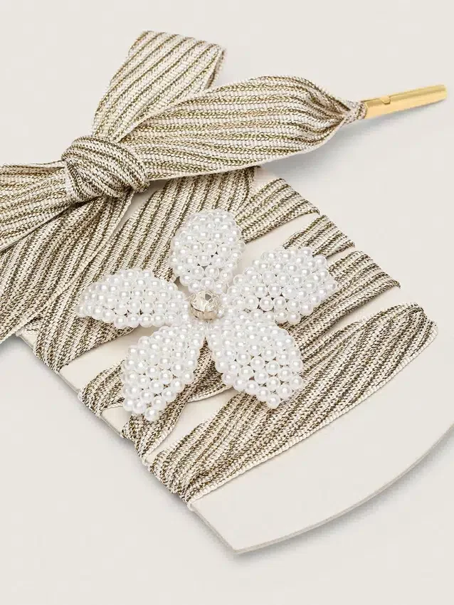 Skins "Vintage" white and beige striped laces with flower-shaped charm