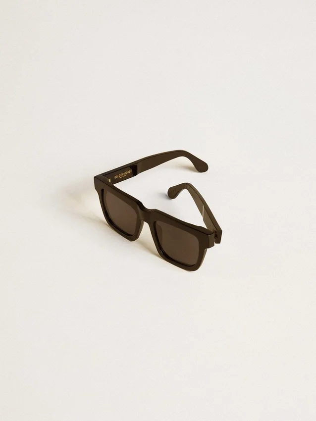 Square-style Jamie sunglasses with black frame and gold logo