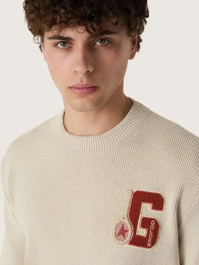 Unisex crew-neck sweater in beige cotton with patch on the front and logo on the back