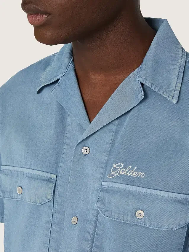 Unisex shirt in light blue denim with embroidery on the back