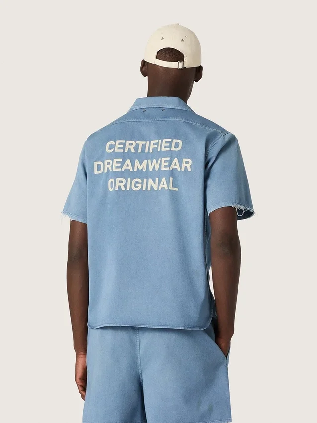 Unisex shirt in light blue denim with embroidery on the back