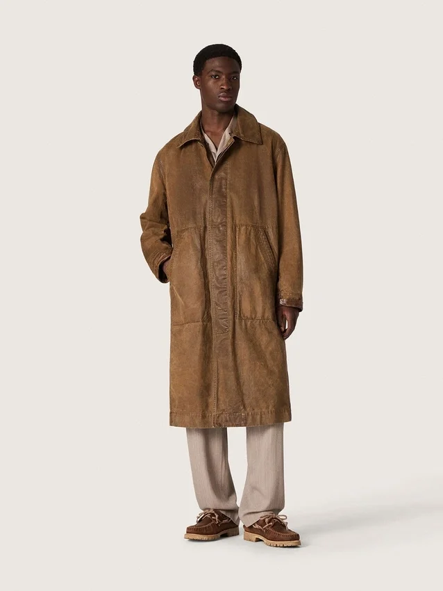 Unisex trench coat in brown waxed twill with leather details