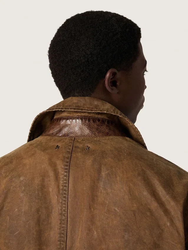 Unisex trench coat in brown waxed twill with leather details