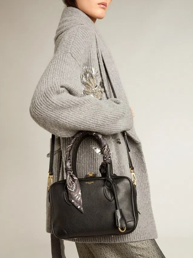 Vita Bag in black sheepskin leather with gold details