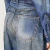 Women's boyfriend jeans in blue denim with archive print