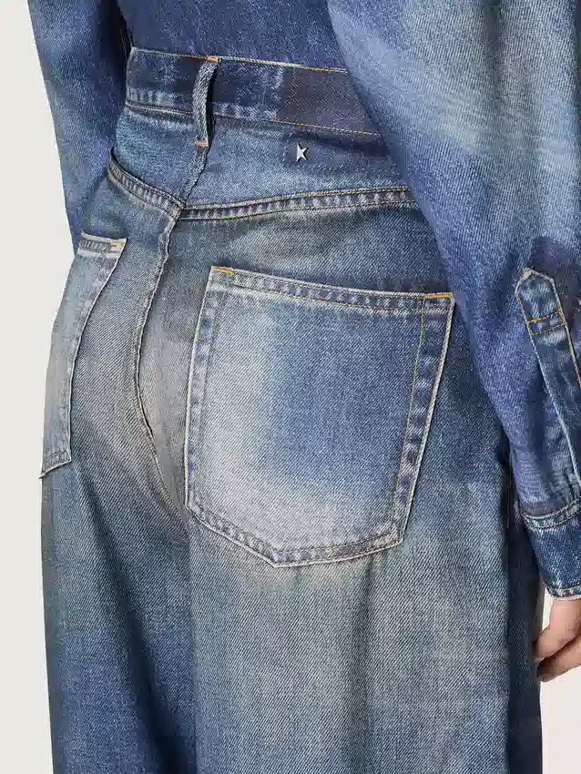 Women's boyfriend jeans in blue denim with archive print