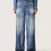Women's boyfriend jeans in blue denim with archive print