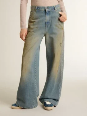 Women’s boyfriend jeans with a lived-in effect sand wash and studs