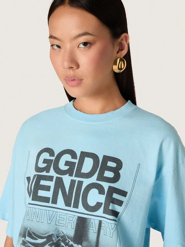 Women’s cropped T-shirt in light blue cotton jersey with graphic print