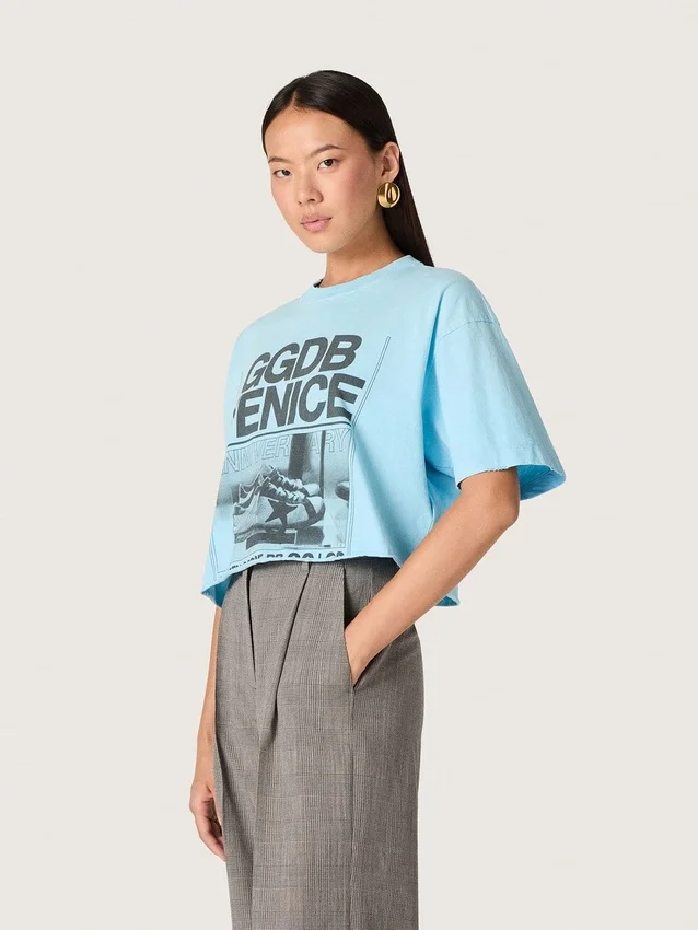 Women’s cropped T-shirt in light blue cotton jersey with graphic print