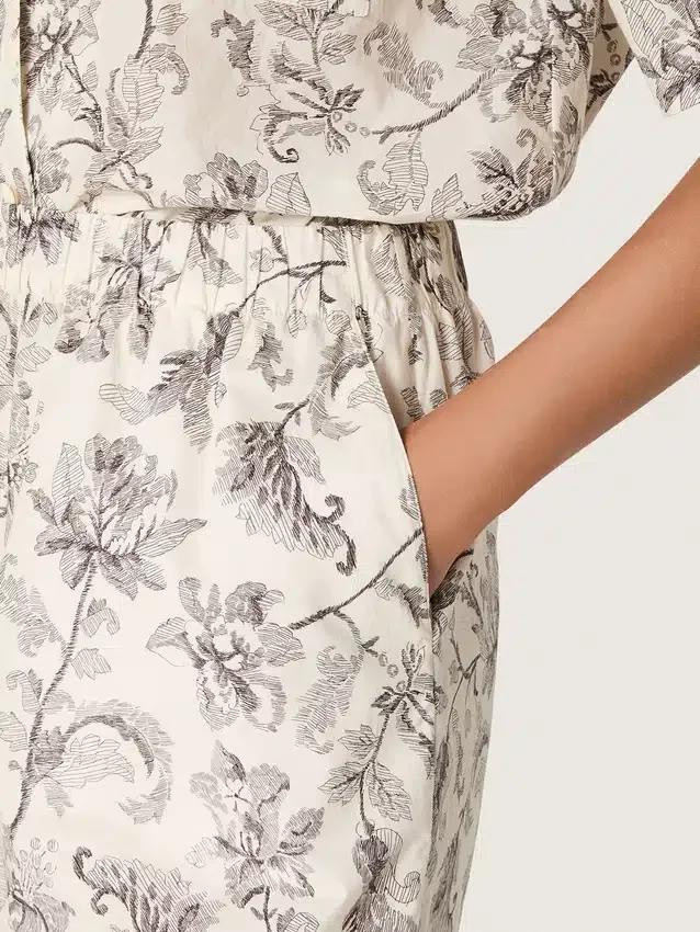 Women's shorts in black and white cotton poplin with floral print