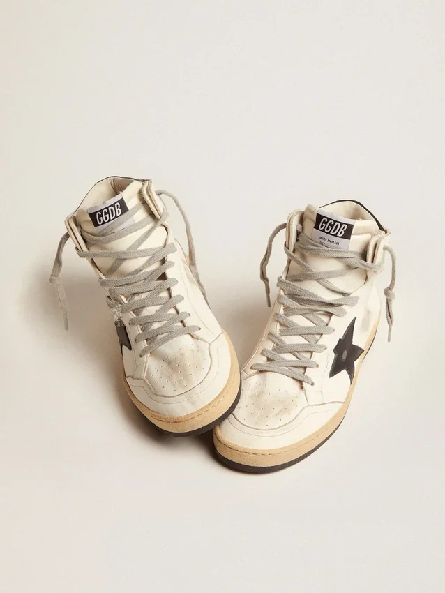Sky-Star in white leather with black leather star