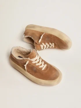 Women’s Space-Star shoes in tobacco-colored suede with shearling lining