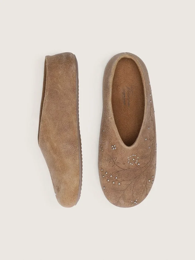 Women’s Tierra in tobacco suede with floral motif and studs