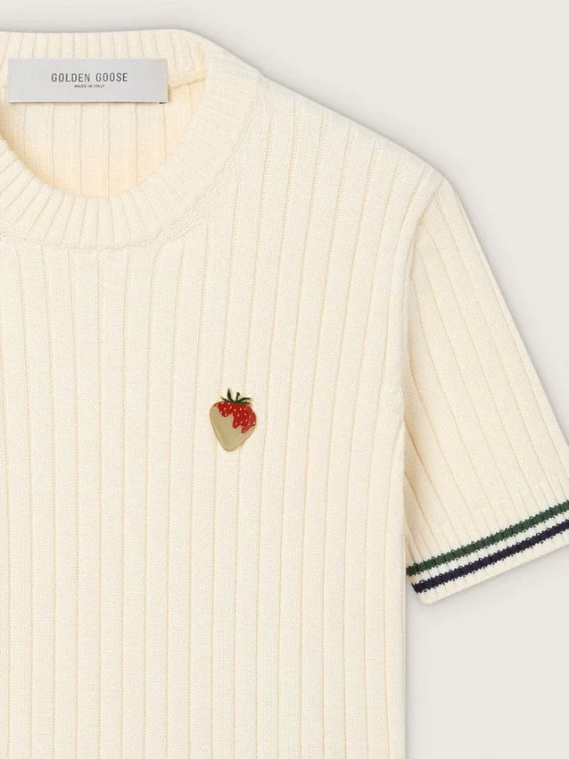 Women’s white knit T-shirt with contrasting edges and removable pin
